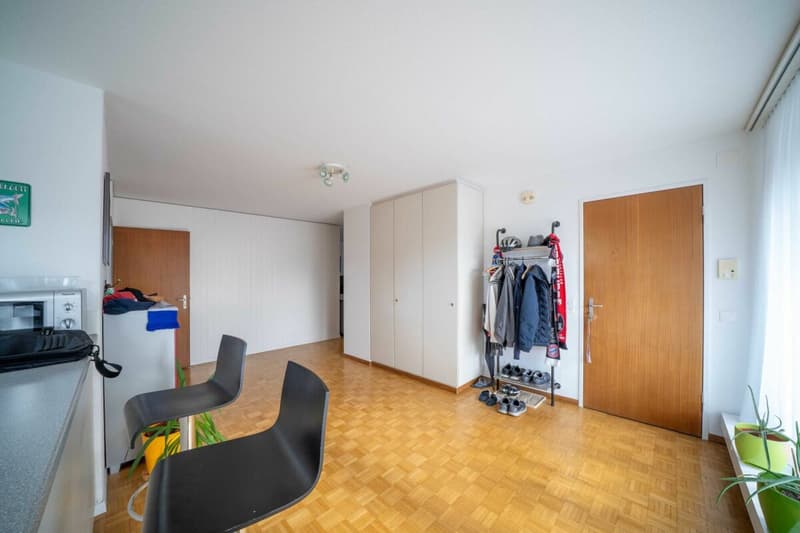 Residential and commercial building with retail space/office, five apartments and a single office (11)