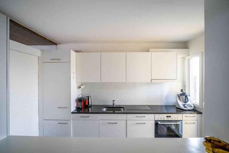 Residential and commercial building with retail space/office, five apartments and a single office (9)