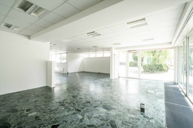 Residential and commercial building with retail space/office, five apartments and a single office (15)