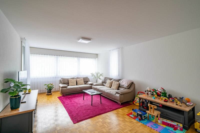 Residential and commercial building with retail space/office, five apartments and a single office (8)