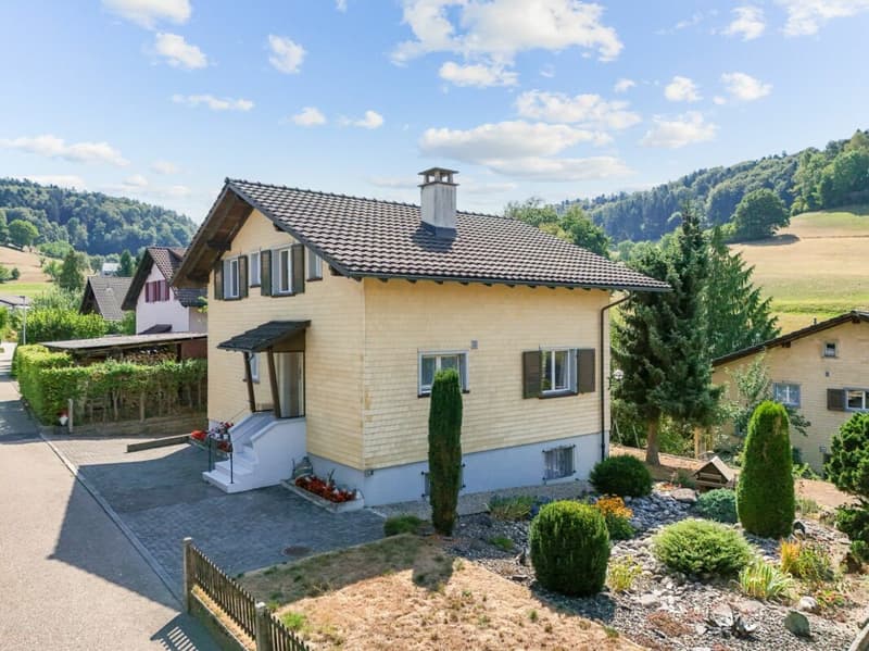 6½-Zimmer-Einfamilienhaus an ruhiger und sonniger Lage in der Tempo-30-Zone (1)