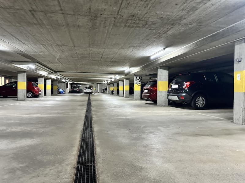Tiefgaragenplatz in Wohnüberbauung (1)