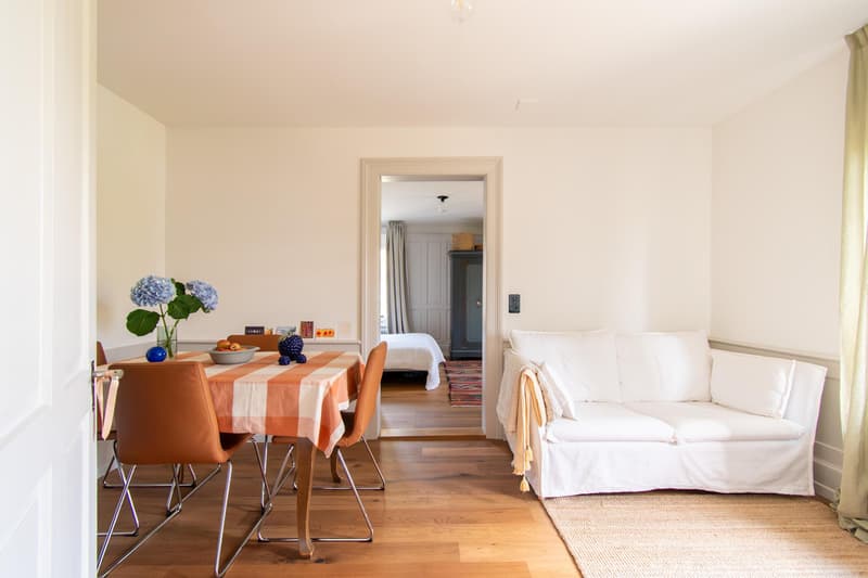 Hochwertige und stilvolle 2.5 Zimmer-Wohnung mit Balkon (1)