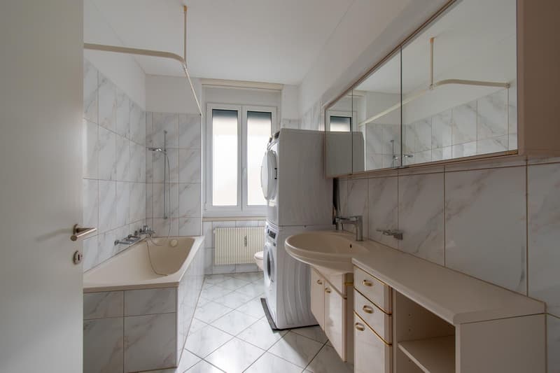 Grosszügige 4 Zimmer-Wohnung mit Balkon an zentraler Lage (8)