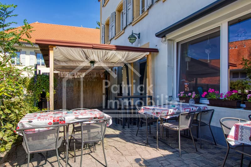 Residential building with café restaurant Gross yield 4.89 % (3)