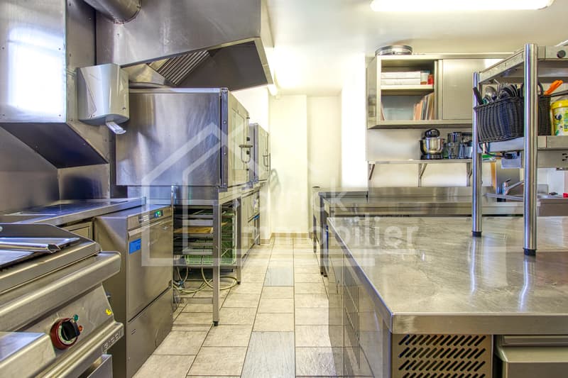 Residential building with café restaurant Gross yield 4.89 % (7)