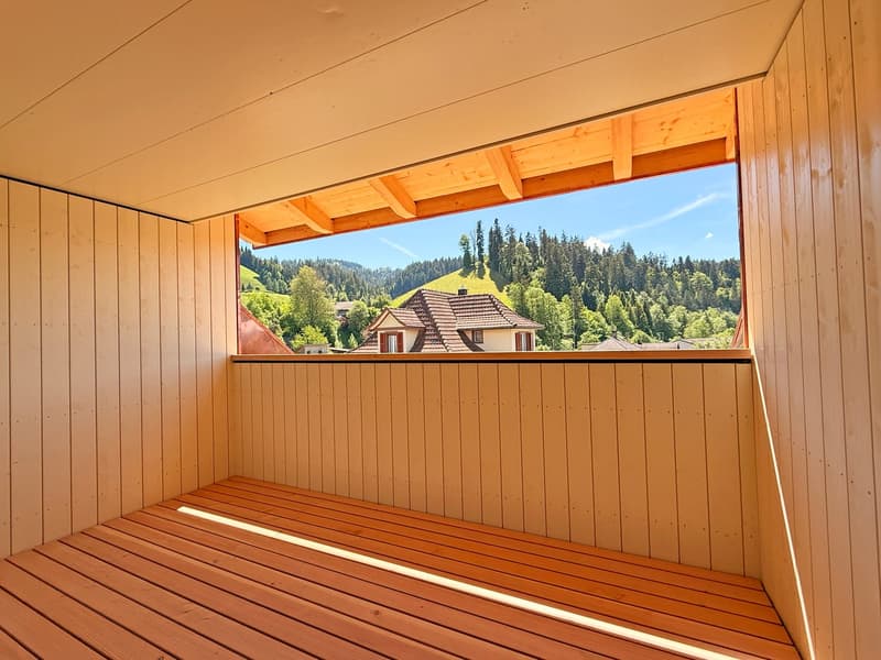 Gedeckter Balkon mit Blick ins Grüne