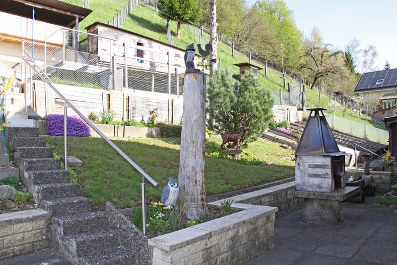 Grosser und gepflegter Garten hinter dem Haus mit Blick ins Grüne