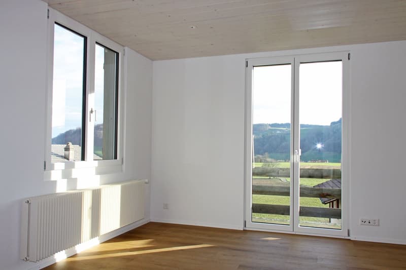 Helles Wohnzimmer mit Zugang zur Laube