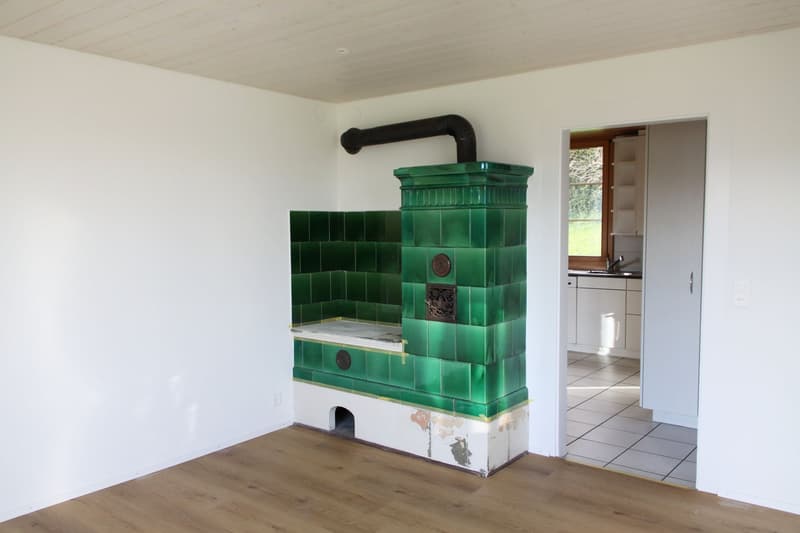 Traditioneller und funktionsfähiger Kachelofen im Wohnzimmer