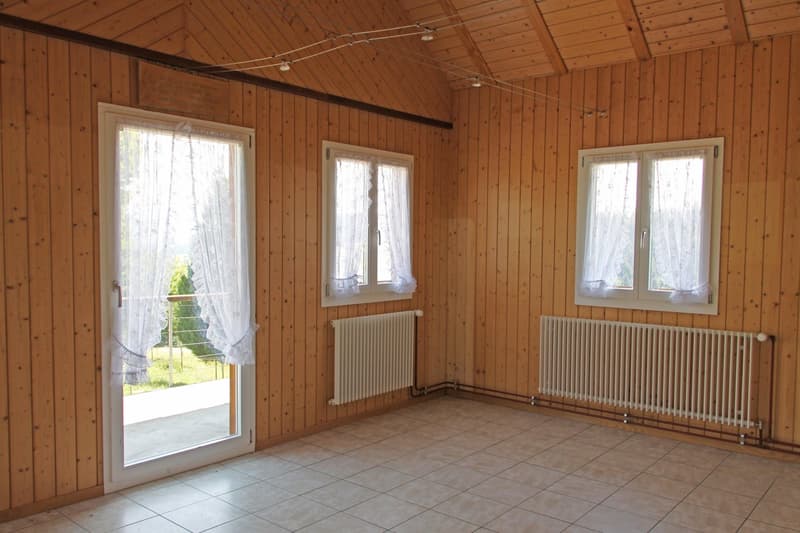 Grosser, später angebauter, Wohnraum mit Zugang zur Terrasse