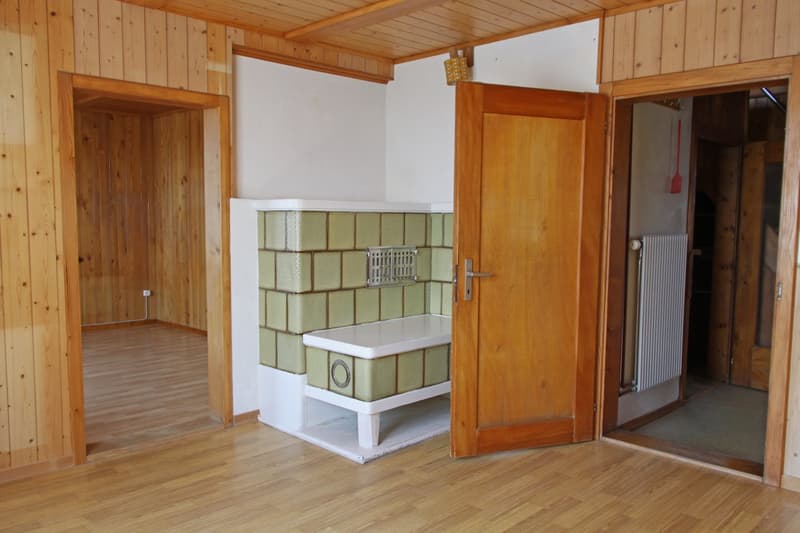Wohnzimmer mit traditionellem Trittofen
