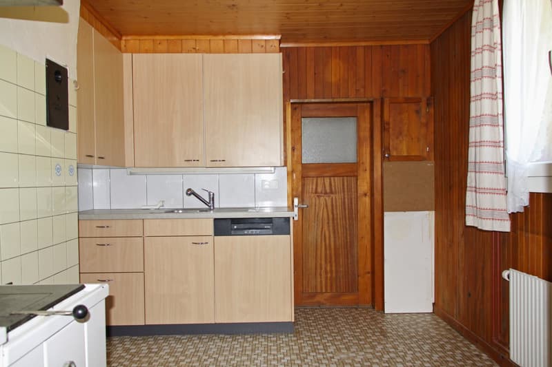 Küche und im Hintergrund das Badezimmer