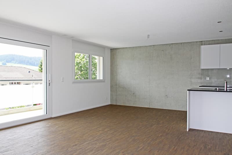 Heller Essbereich mit Sichtbeton-Wand