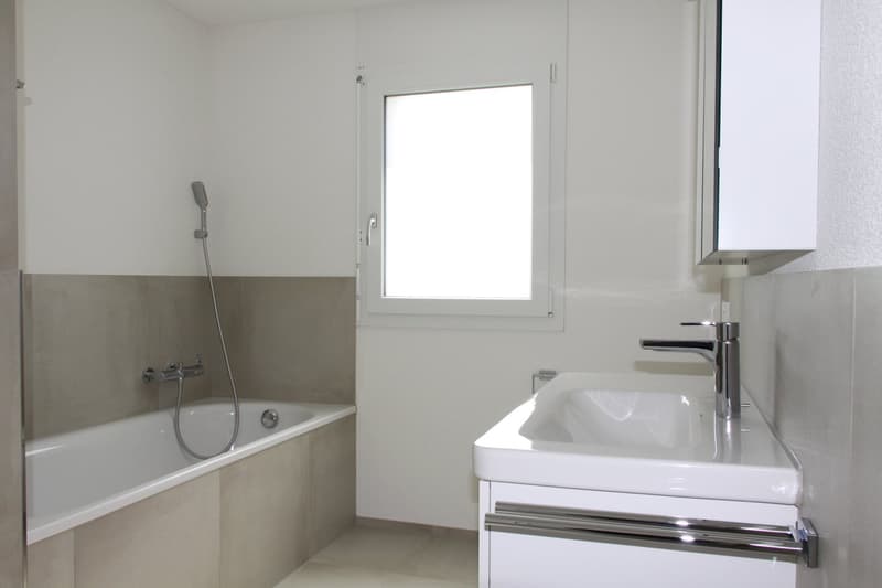 Badezimmer mit Badewanne und Dusche