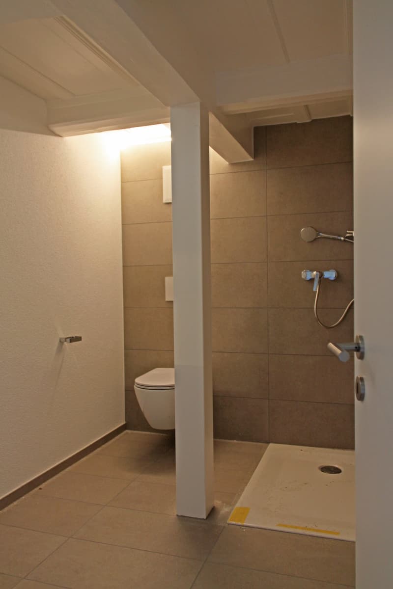 Die Glastrennwände bei der Dusche werden noch montiert