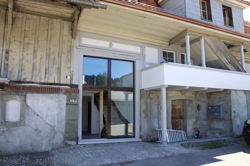 Eingangsbereich zur Wohnung mit Balkon vom Schlafzimmer im OG