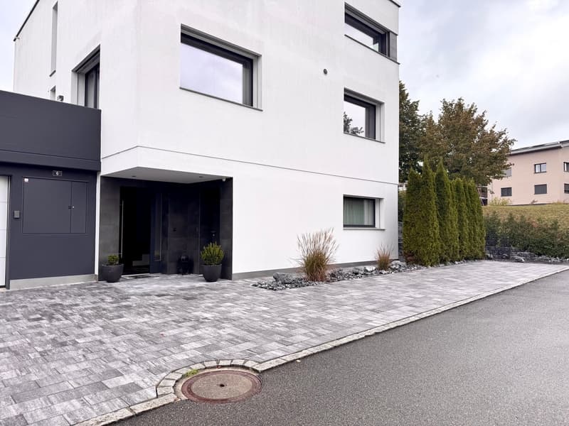 Parterrewohnung / Einliegerwohnung mit grossem Sitzplatz, Nähe Bahnhof (2)