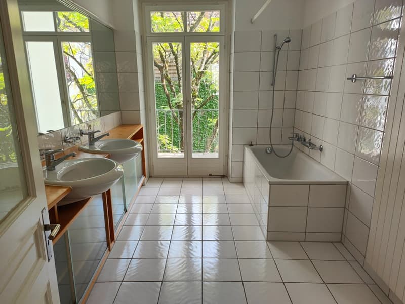 Appartement lumineux, ensoleillé, calme, rénové de 4 pièces avec deux balcons (1)