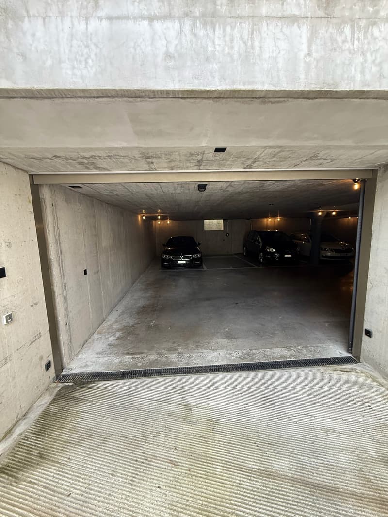 Bright, air-conditioned 2.5-room apartment with balcony and underground parking space (14)