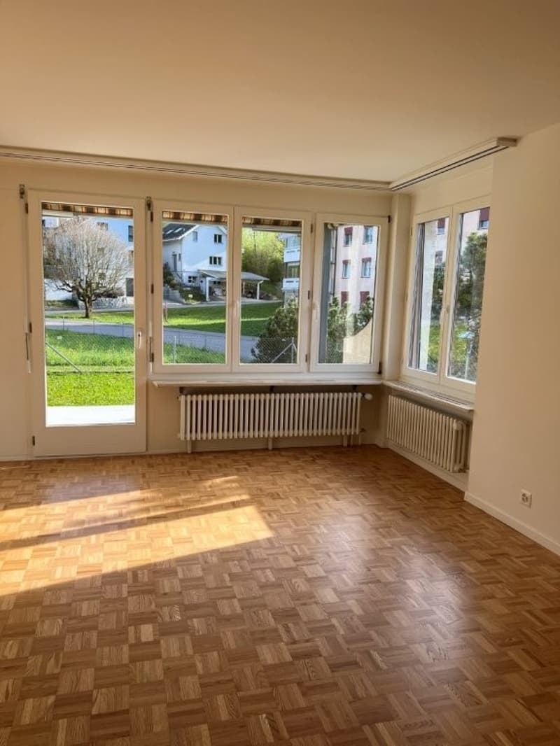 4.5-Zimmer Wohnung mit gedecktem Südbalkon, Gartensitzplatz und Lift (10)