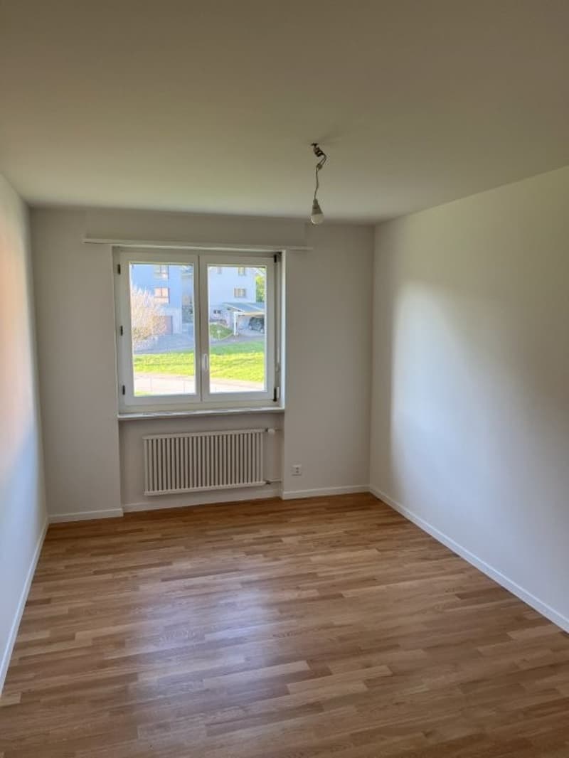 4.5-Zimmer Wohnung mit gedecktem Südbalkon, Gartensitzplatz und Lift (5)