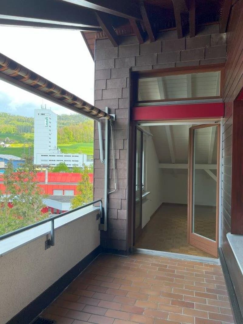 2.5-Zimmer Dachwohnung mit gedeckter Loggia und Lift (23)