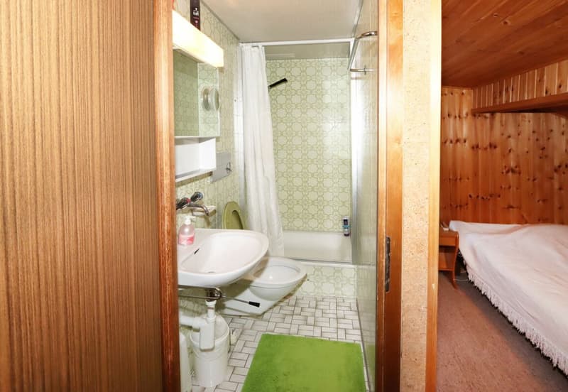 Bad mit Dusche, WC und Lavabo 2.OG