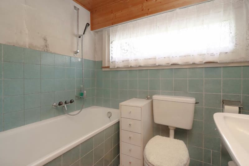 Bad mit WC, Duschwanne und Lavabo OG