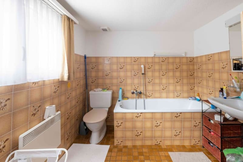Badezimmer mit Badewanne, WC und Lavabo 1. OG