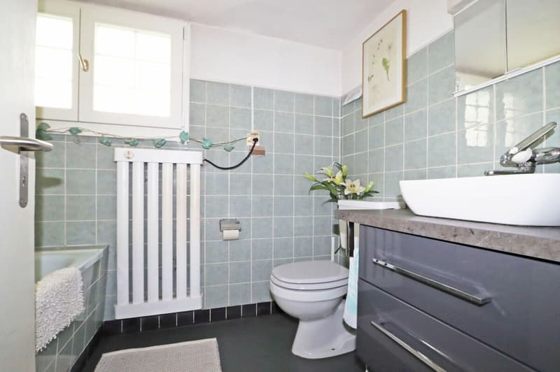 Bad mit Duschwanne, WC und Lavabo EG