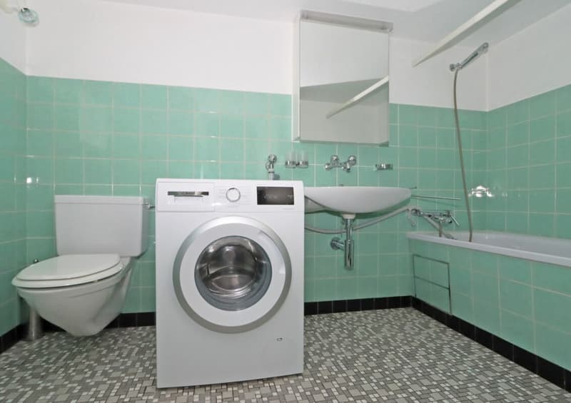 Badezimmer mit Duschwanne, Lavabo und WC EG