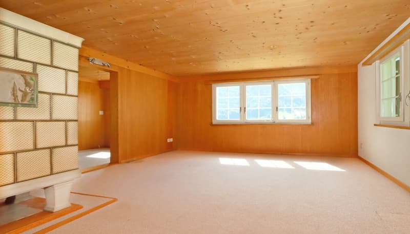 Wohnzimmer mit Kachelofen EG