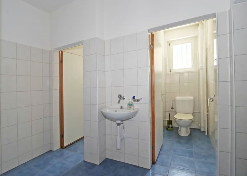 Apartment building with 4 residential units and a commercial space in Unterterzen SG (22)