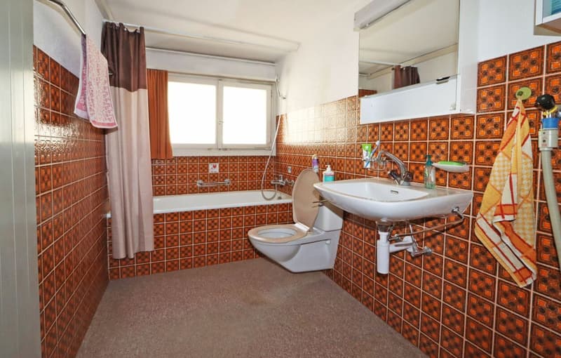Bad mit Duschwanne, WC und Lavabo