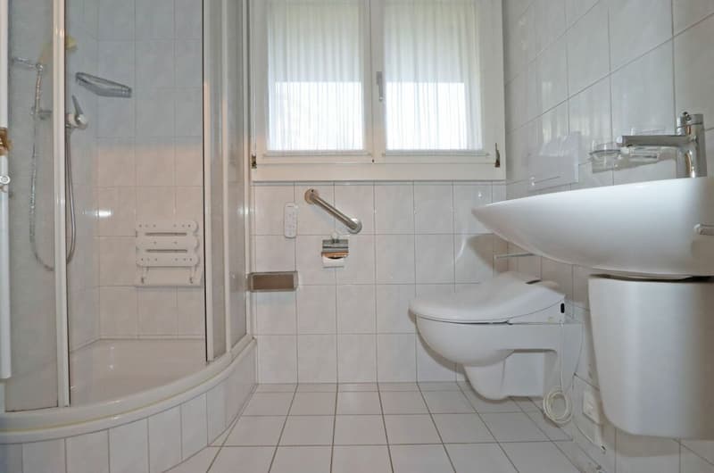 Bad mit Dusche, Lavabo und WC EG