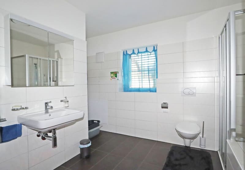 Bad mit Dusche, Badewanne, WC und Lavabo (3.5 Zimmerwohnung 1.OG links)