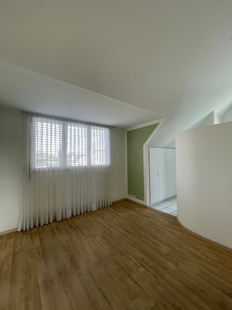 Zimmer 3 mit WC/Dusche, Reduit und Einbauschränken