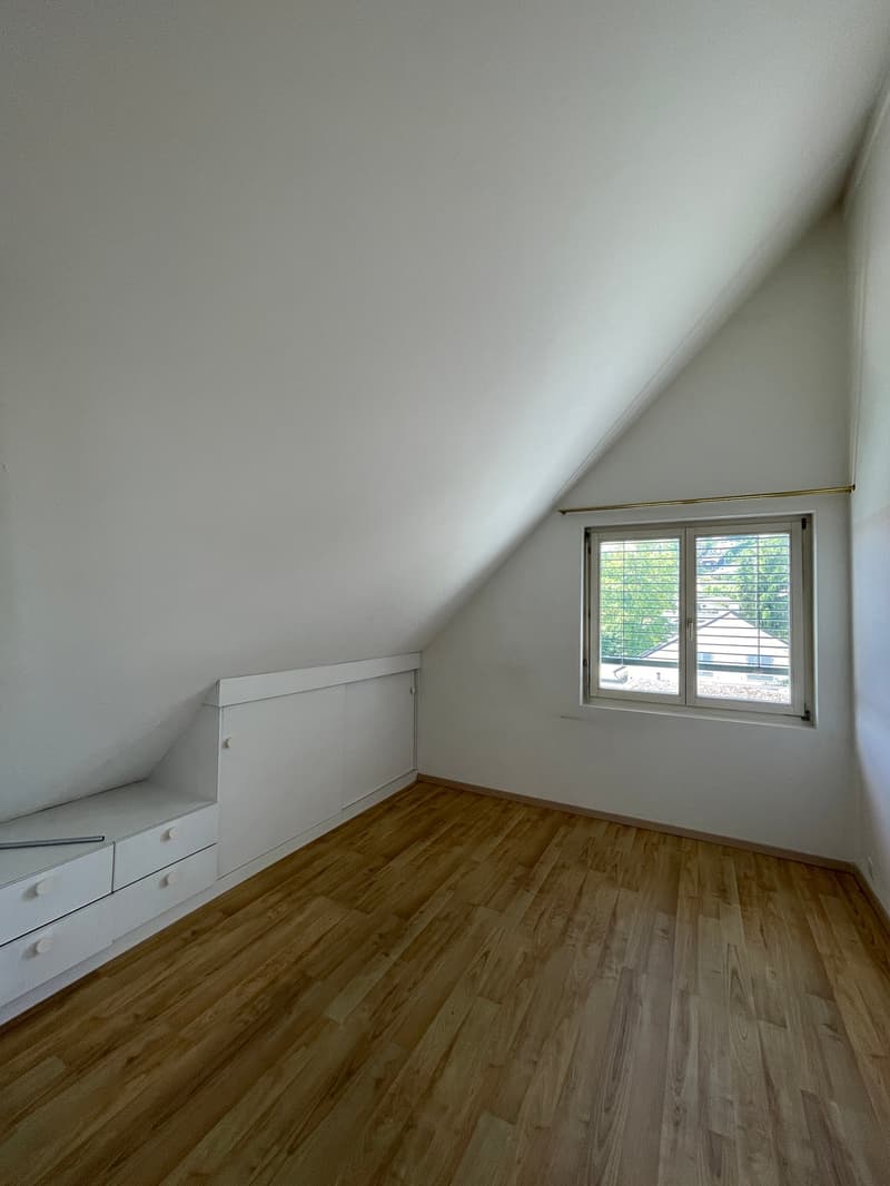 Zimmer 1 im Dachgeschoss mit Einbauschränken