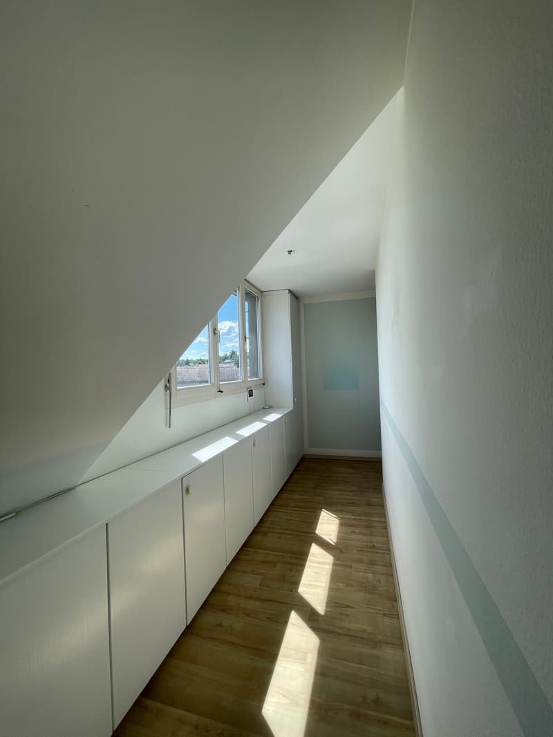 Vorplatz im Dachgeschoss mit Einbauschränken