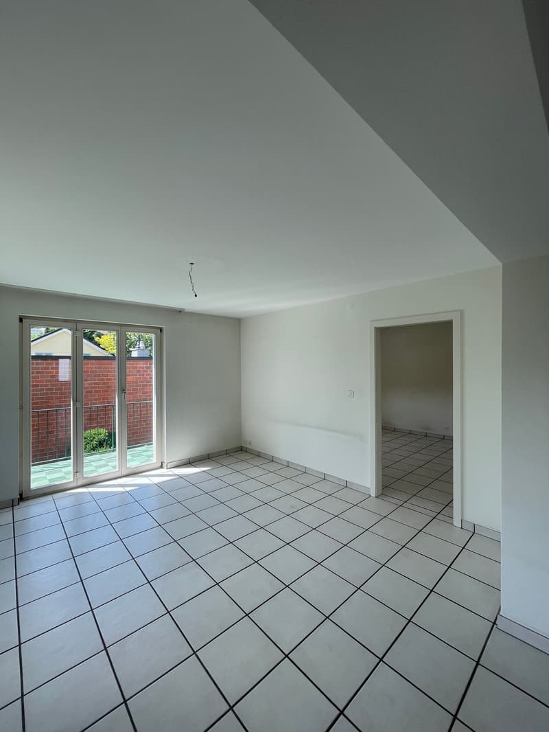 Wohnzimmer mit Zugang zu Balkon