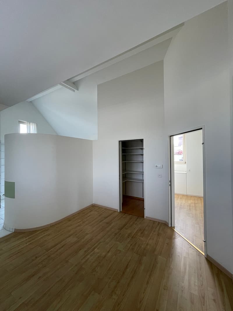 Zimmer 3 mit WC/Dusche, Reduit und Einbauschränken