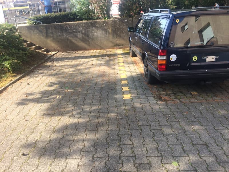 Aussen-Parkplatz zu vermieten (1)