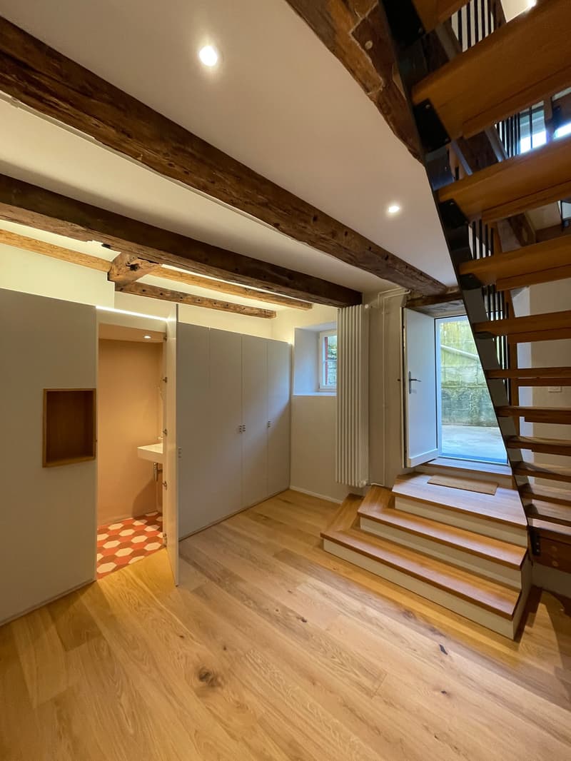 Garderobe mit Toilette und Ausgang zum Höfli