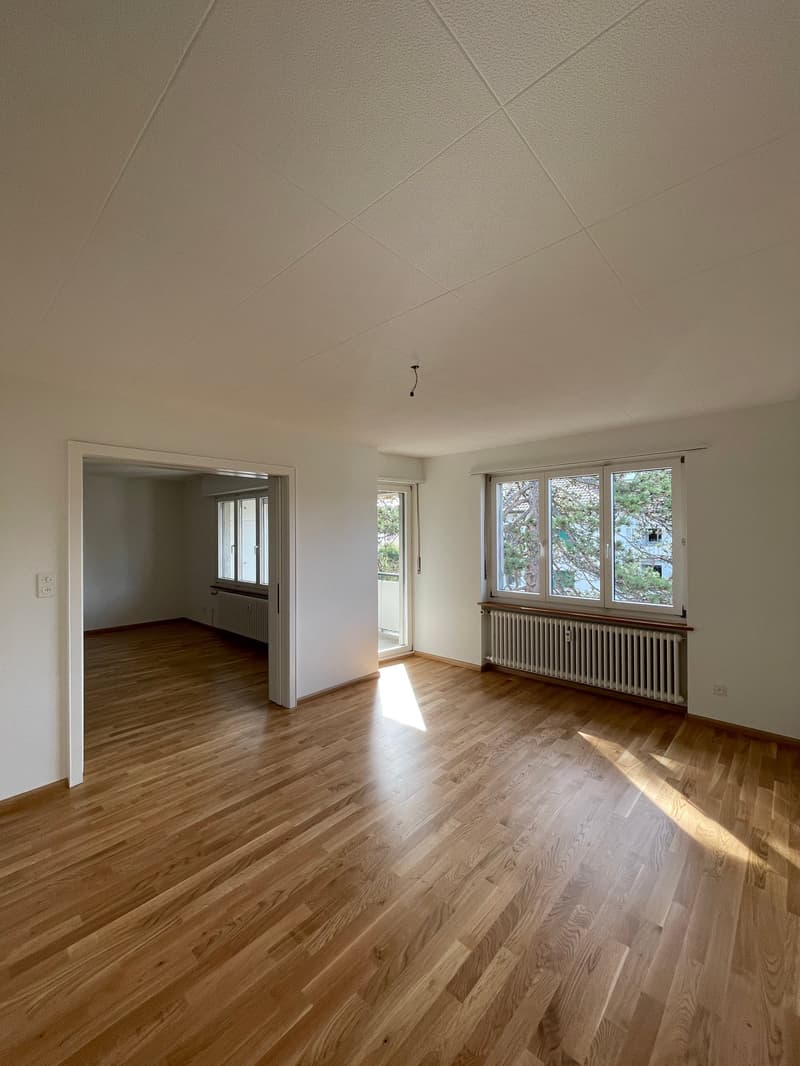 Zimmer 1 mit Zugang zum Balkon West