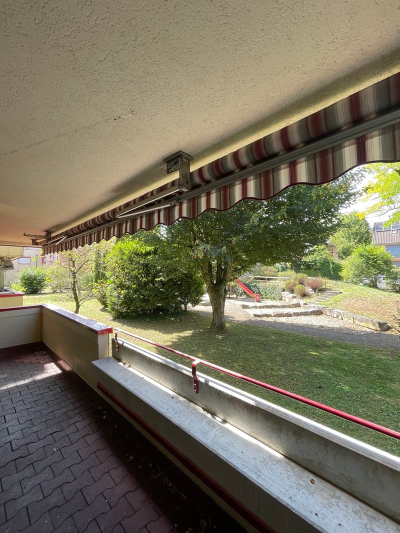 Balkon mit Blick auf den Spielplatz
