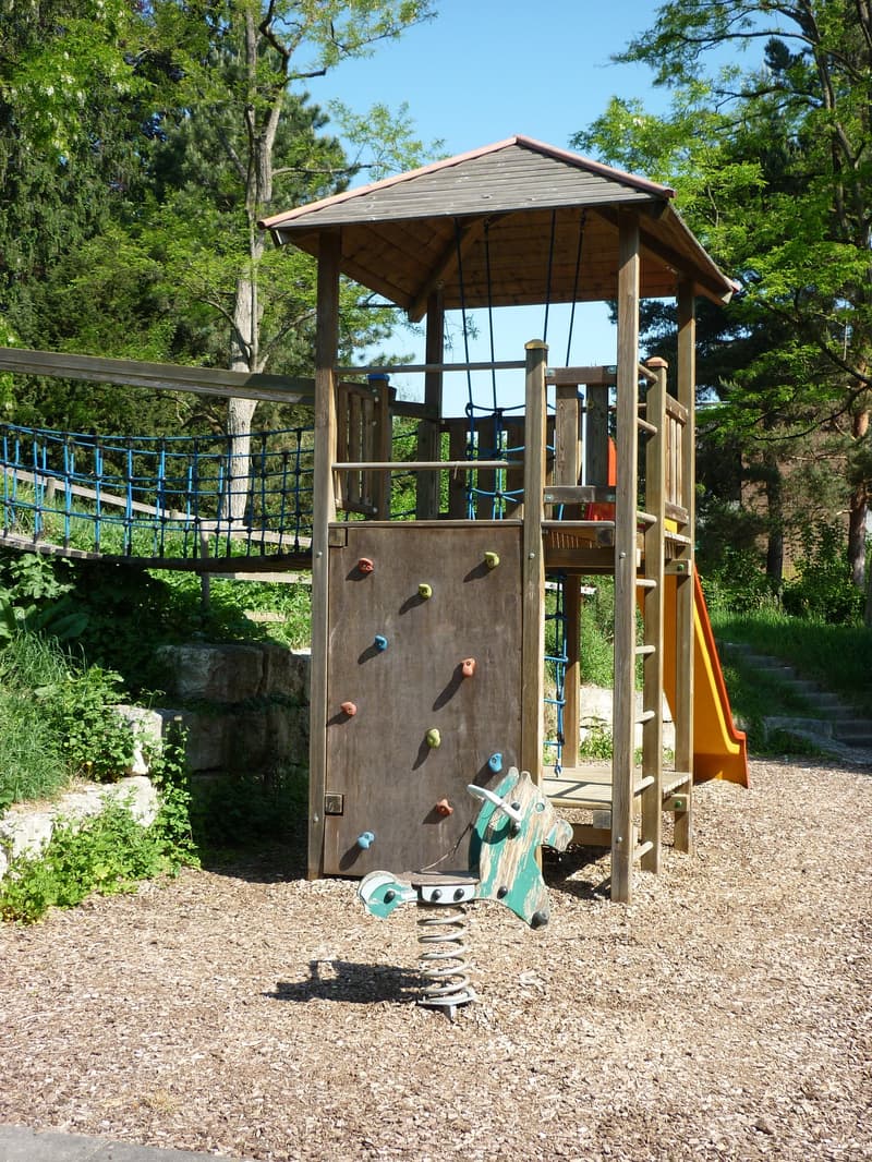 Spielplatz mit Kletterturm