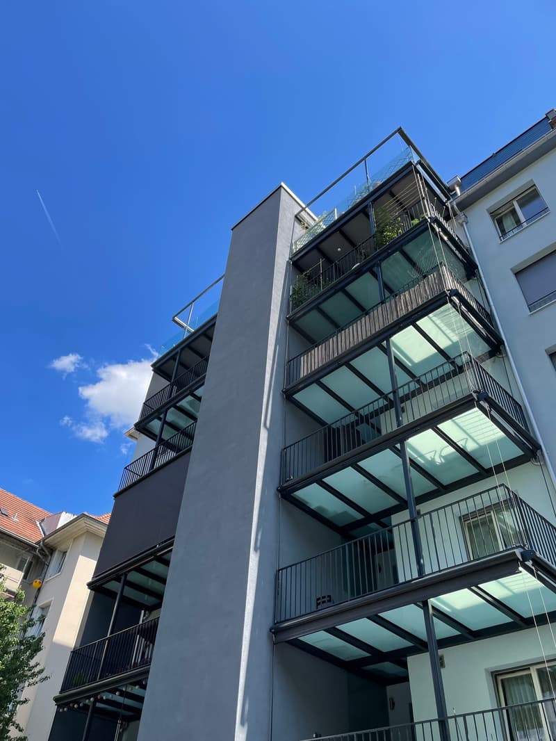 Fassade Rückseite mit Lift und Balkonen