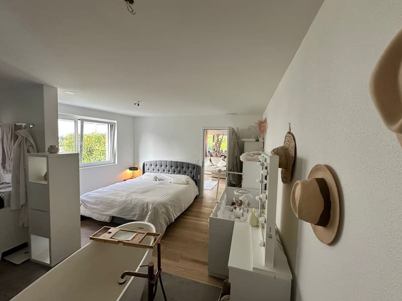 Schlafzimmer mit offenem Badezimmer