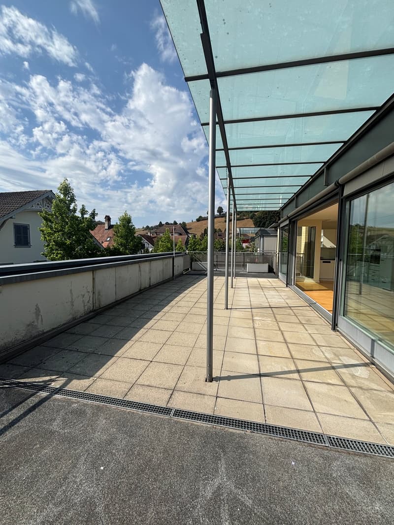 Appartement en attique spacieux avec grande terrasse au cœur de Worb (2)